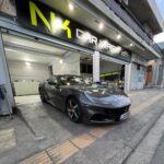 Είσοδος του NK Car Wash στο Πέραμα με πολυτελές αυτοκίνητο έτοιμο για καθαρισμό.