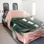 Αυτοκίνητο μέσα σε φούρνο βαφής στο φανοποιείο Auto Moto Painting, έτοιμο για επαγγελματική βαφή στο Παλαιό Φάληρο.
