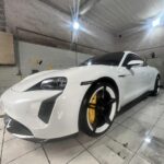 Λευκή Porsche μετά από premium καθαρισμό και φροντίδα στο NK Car Wash.