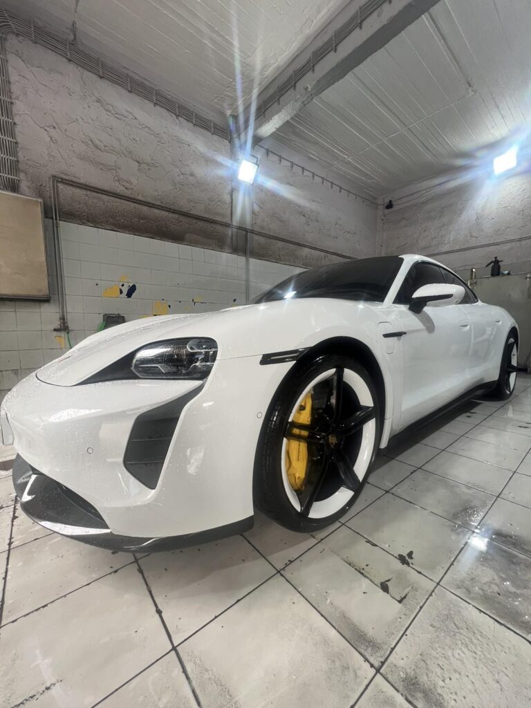 Λευκή Porsche μετά από premium καθαρισμό και φροντίδα στο NK Car Wash.