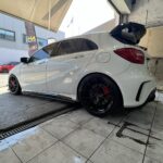 Λευκό hatchback μετά από επαγγελματικό καθαρισμό και περιποίηση στο NK Car Wash.
