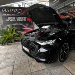 Όχημα VW–Audi με ανοιχτό καπό μπροστά από το συνεργείο στον Κορυδαλλό