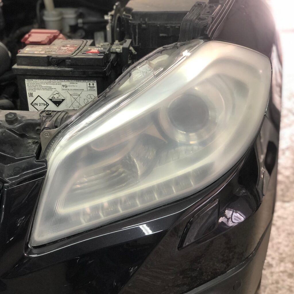 Πριν το γυάλισμα φαναριού αυτοκινήτου στο φανοποιείο Ασημακόπουλος Νέος Κόσμος